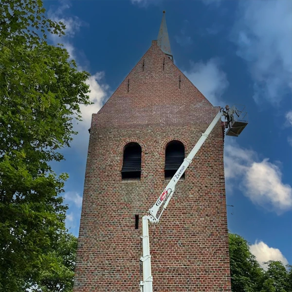 Reinigen van een kerk met een hoogwerker